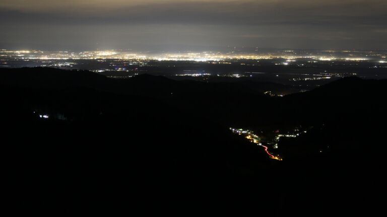 Dieses Bild zeigt eine Webcam-Aufnahme vom Achertal, aufgenommen am Samstag, den 01.11.2025 um 05:00 Uhr. Die Temperatur betrug 12.1°C.