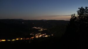 Dieses Bild zeigt eine Webcam-Aufnahme vom Achertal, aufgenommen am Sonntag, den 27.09.2026 um 20:20 Uhr. Die Temperatur betrug 23.8°C.