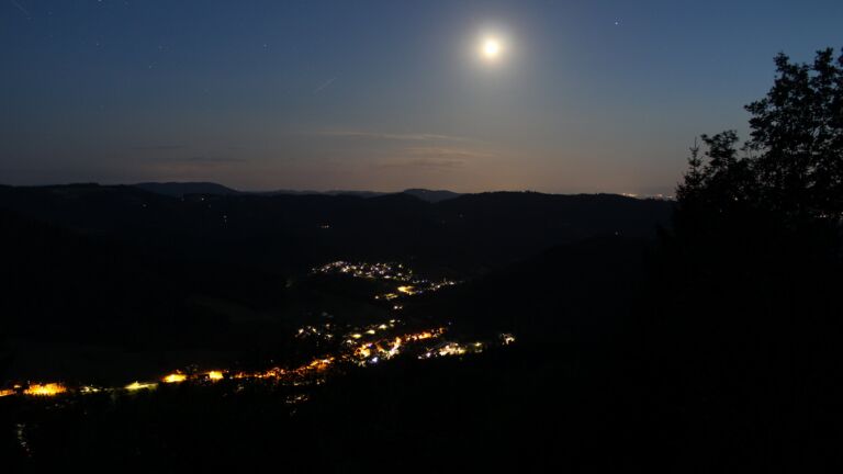 Dieses Bild zeigt eine Webcam-Aufnahme vom Achertal, aufgenommen am Dienstag, den 21.07.2026 um 22:40 Uhr. Die Temperatur betrug 15.3°C.