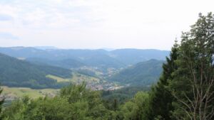 Dieses Bild zeigt eine Webcam-Aufnahme vom Achertal, aufgenommen am Mittwoch, den 15.07.2026 um 15:00 Uhr. Die Temperatur betrug 28.1°C.