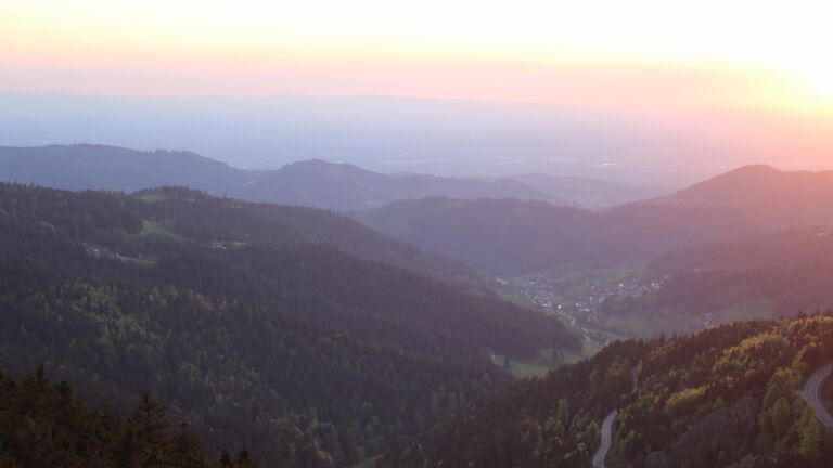 Dieses Bild zeigt eine Webcam-Aufnahme vom Achertal, aufgenommen am Donnerstag, den 01.05.2025 um 20:30 Uhr. Die Temperatur betrug 18.6°C.