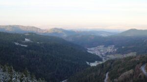 Dieses Bild zeigt eine Webcam-Aufnahme vom Achertal, aufgenommen am Dienstag, den 02.12.2025 um 08:30 Uhr. Die Temperatur betrug 2.6°C.