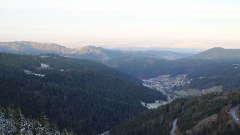 Dieses Bild zeigt eine Webcam-Aufnahme vom Achertal, aufgenommen am Dienstag, den 02.12.2025 um 08:30 Uhr. Die Temperatur betrug 2.6°C.