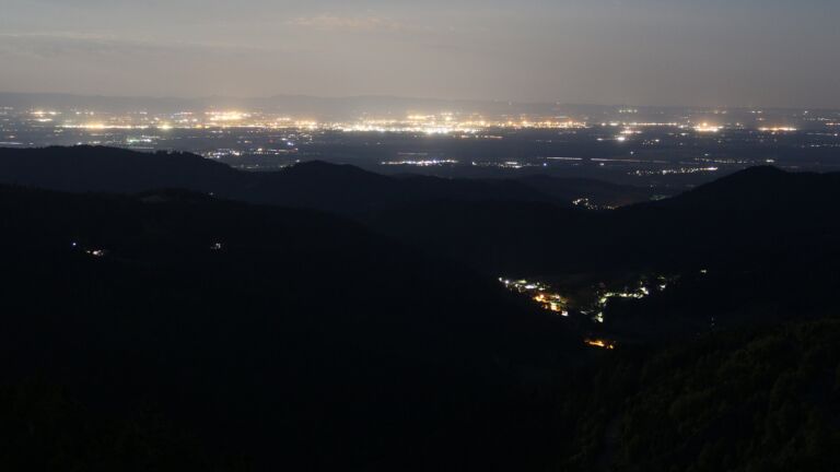 Dieses Bild zeigt eine Webcam-Aufnahme vom Achertal, aufgenommen am Montag, den 12.05.2025 um 04:10 Uhr. Die Temperatur betrug 9.5°C.