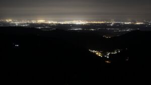 Dieses Bild zeigt eine Webcam-Aufnahme vom Achertal, aufgenommen am Donnerstag, den 16.04.2026 um 23:30 Uhr. Die Temperatur betrug 10.8°C.