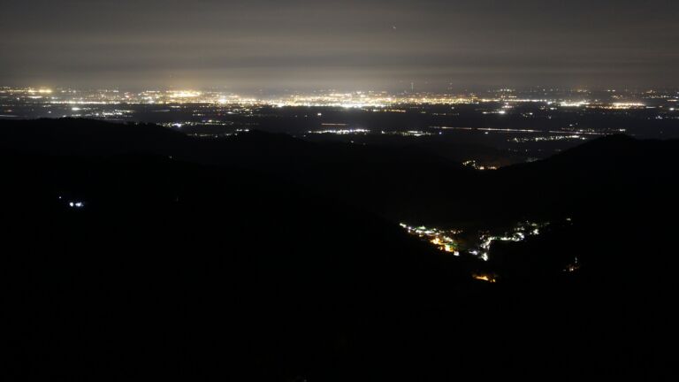 Dieses Bild zeigt eine Webcam-Aufnahme vom Achertal, aufgenommen am Donnerstag, den 16.04.2026 um 23:30 Uhr. Die Temperatur betrug 10.8°C.