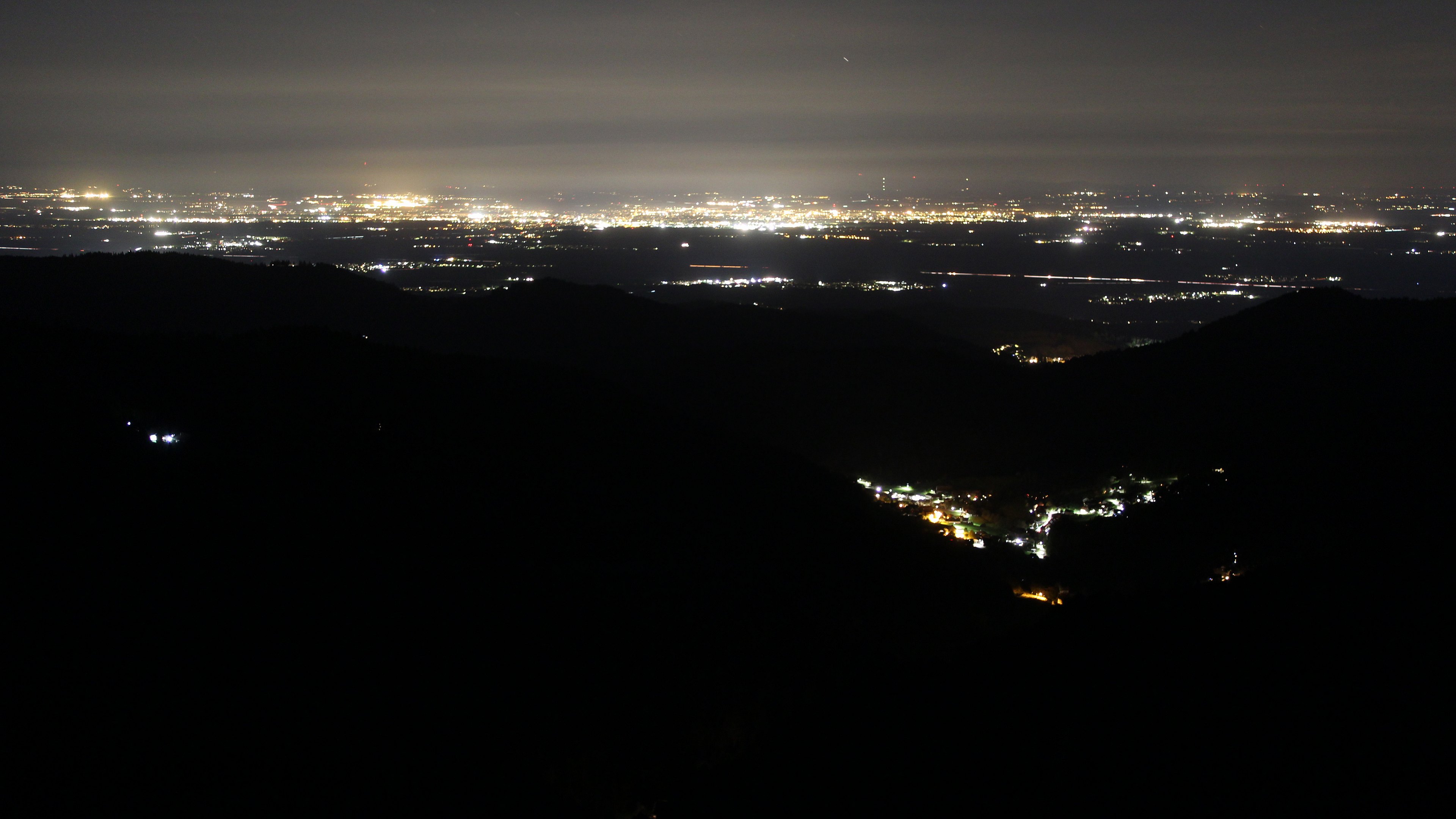 Dieses Bild zeigt eine Webcam-Aufnahme vom Achertal, aufgenommen am Donnerstag, den 16.04.2026 um 23:30 Uhr. Die Temperatur betrug 10.8°C.