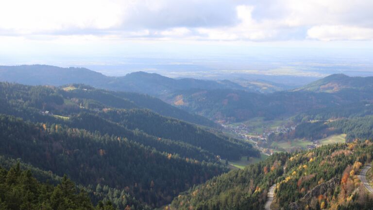 Dieses Bild zeigt eine Webcam-Aufnahme vom Achertal, aufgenommen am Montag, den 03.11.2025 um 14:20 Uhr. Die Temperatur betrug 5.9°C.