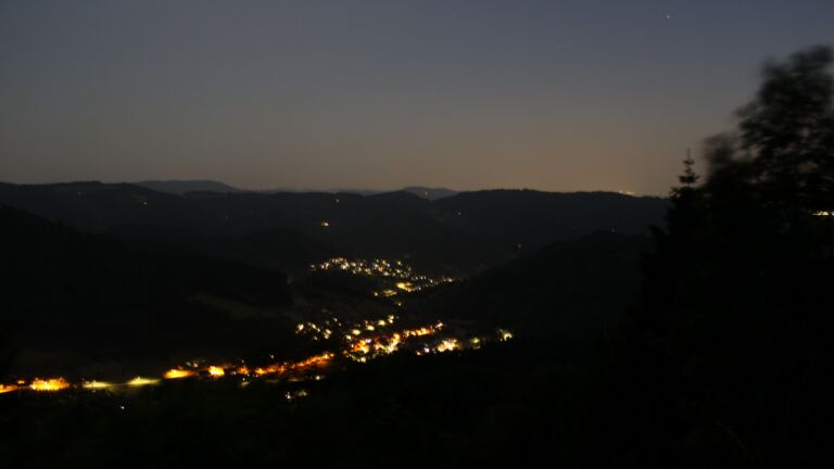 Dieses Bild zeigt eine Webcam-Aufnahme vom Achertal, aufgenommen am Montag, den 25.05.2026 um 22:40 Uhr. Die Temperatur betrug 22.1°C.