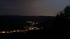 Dieses Bild zeigt eine Webcam-Aufnahme vom Achertal, aufgenommen am Montag, den 03.08.2026 um 22:10 Uhr. Die Temperatur betrug 28.9°C.