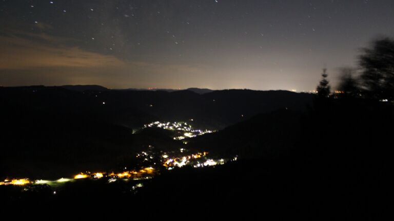 Dieses Bild zeigt eine Webcam-Aufnahme vom Achertal, aufgenommen am Sonntag, den 09.08.2026 um 00:30 Uhr. Die Temperatur betrug 24°C.