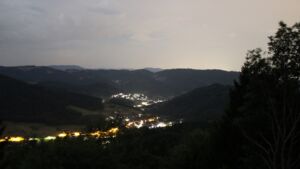 Dieses Bild zeigt eine Webcam-Aufnahme vom Achertal, aufgenommen am Dienstag, den 04.08.2026 um 02:30 Uhr. Die Temperatur betrug 27.2°C.