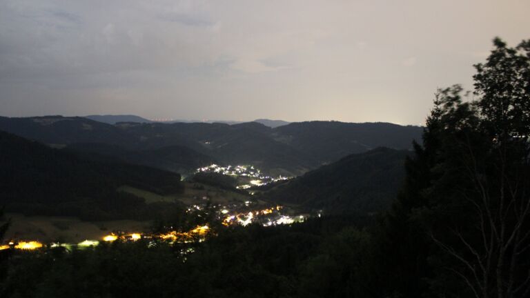 Dieses Bild zeigt eine Webcam-Aufnahme vom Achertal, aufgenommen am Dienstag, den 04.08.2026 um 02:30 Uhr. Die Temperatur betrug 27.2°C.