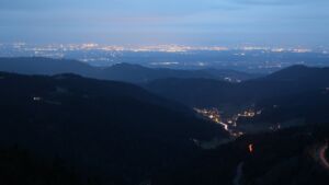 Dieses Bild zeigt eine Webcam-Aufnahme vom Achertal, aufgenommen am Freitag, den 19.12.2025 um 17:10 Uhr. Die Temperatur betrug 6.9°C.