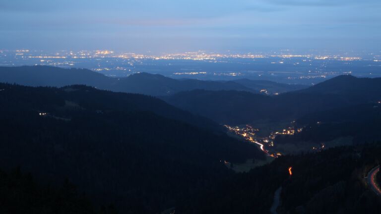 Dieses Bild zeigt eine Webcam-Aufnahme vom Achertal, aufgenommen am Freitag, den 19.12.2025 um 17:10 Uhr. Die Temperatur betrug 6.9°C.