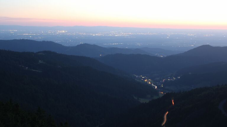 Dieses Bild zeigt eine Webcam-Aufnahme vom Achertal, aufgenommen am Dienstag, den 24.06.2025 um 22:30 Uhr. Die Temperatur betrug 18°C.