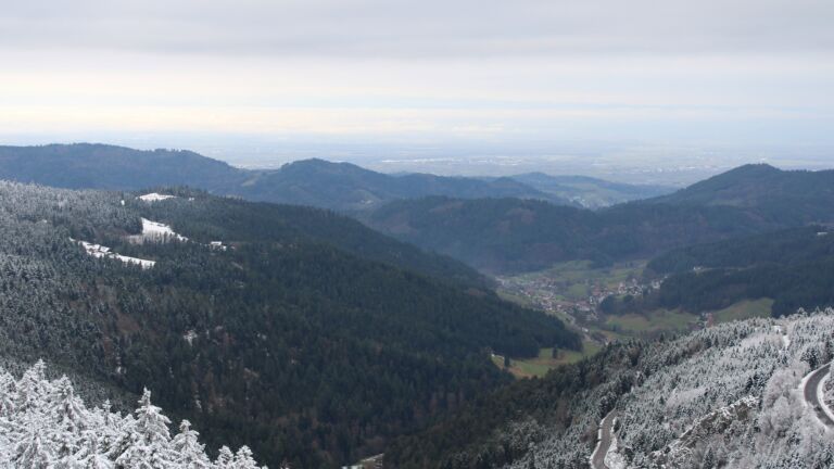 Dieses Bild zeigt eine Webcam-Aufnahme vom Achertal, aufgenommen am Donnerstag, den 27.11.2025 um 09:50 Uhr. Die Temperatur betrug -2.9°C.