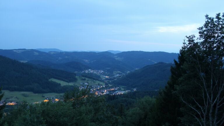 Dieses Bild zeigt eine Webcam-Aufnahme vom Achertal, aufgenommen am Mittwoch, den 22.07.2026 um 21:50 Uhr. Die Temperatur betrug 18°C.