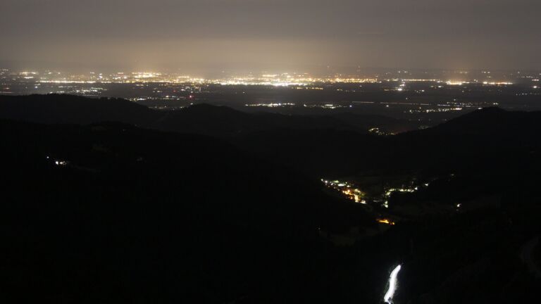 Dieses Bild zeigt eine Webcam-Aufnahme vom Achertal, aufgenommen am Samstag, den 13.09.2025 um 03:00 Uhr. Die Temperatur betrug 10.2°C.