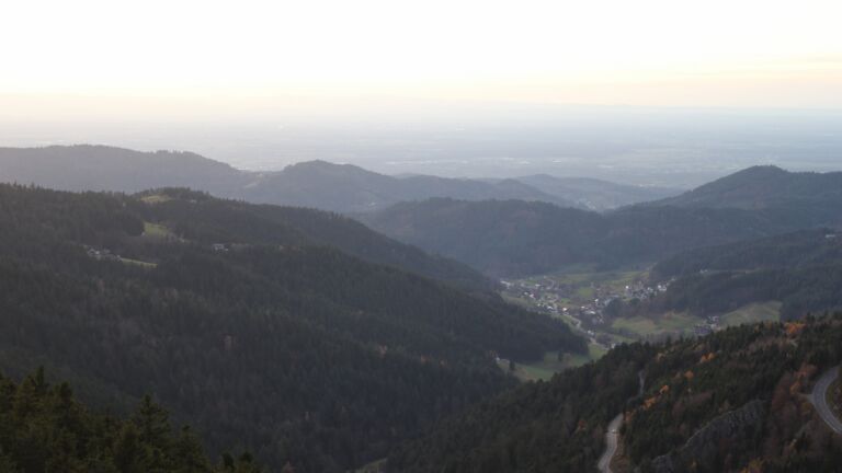 Dieses Bild zeigt eine Webcam-Aufnahme vom Achertal, aufgenommen am Dienstag, den 11.11.2025 um 17:00 Uhr. Die Temperatur betrug 7.3°C.