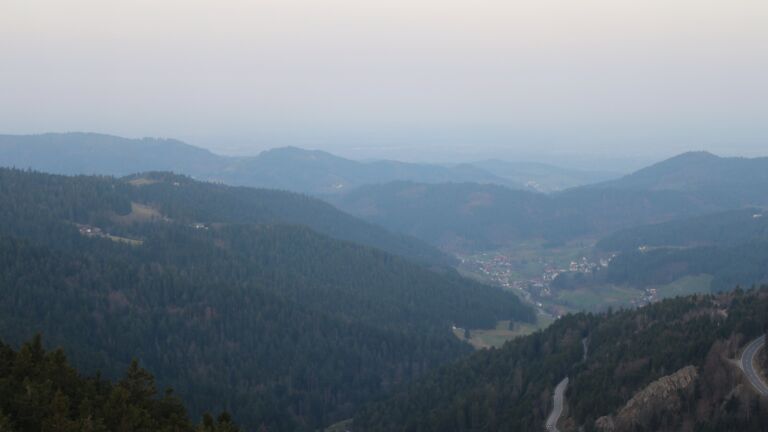 Dieses Bild zeigt eine Webcam-Aufnahme vom Achertal, aufgenommen am Sonntag, den 08.03.2026 um 07:10 Uhr. Die Temperatur betrug 10.4°C.