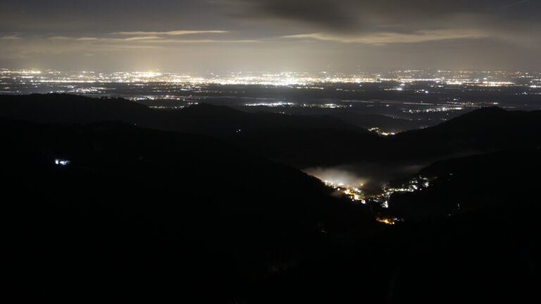 Dieses Bild zeigt eine Webcam-Aufnahme vom Achertal, aufgenommen am Montag, den 17.11.2025 um 21:00 Uhr. Die Temperatur betrug -2.8°C.