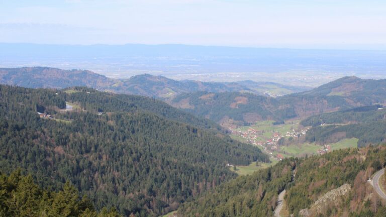 Dieses Bild zeigt eine Webcam-Aufnahme vom Achertal, aufgenommen am Sonntag, den 05.04.2026 um 10:20 Uhr. Die Temperatur betrug 10.9°C.