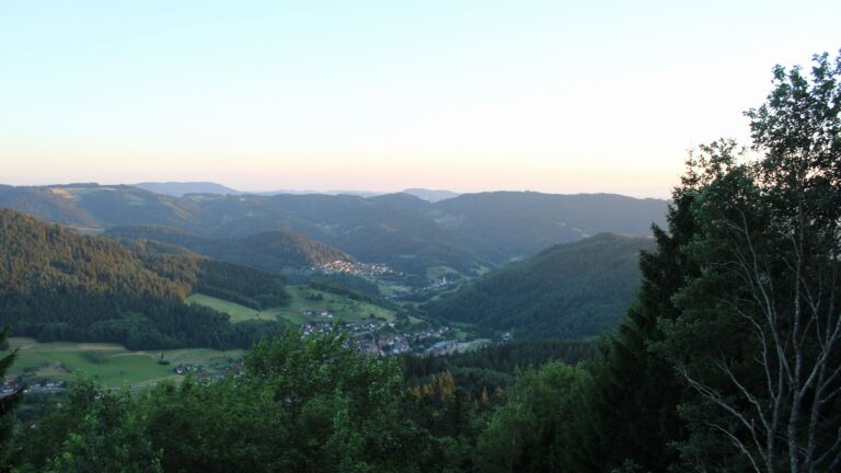 Dieses Bild zeigt eine Webcam-Aufnahme vom Achertal, aufgenommen am Donnerstag, den 09.07.2026 um 21:10 Uhr. Die Temperatur betrug 22.7°C.