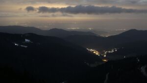 Dieses Bild zeigt eine Webcam-Aufnahme vom Achertal, aufgenommen am Sonntag, den 01.02.2026 um 06:10 Uhr. Die Temperatur betrug 2°C.