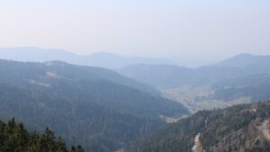 Dieses Bild zeigt eine Webcam-Aufnahme vom Achertal, aufgenommen am Sonntag, den 08.03.2026 um 13:30 Uhr. Die Temperatur betrug 12.3°C.