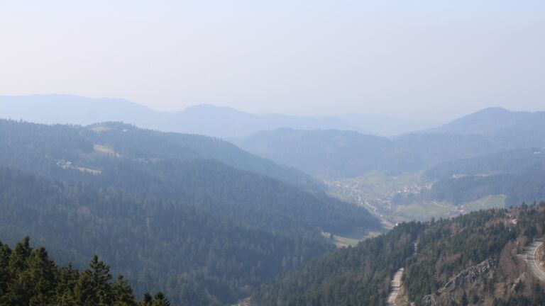 Dieses Bild zeigt eine Webcam-Aufnahme vom Achertal, aufgenommen am Sonntag, den 08.03.2026 um 13:30 Uhr. Die Temperatur betrug 12.3°C.