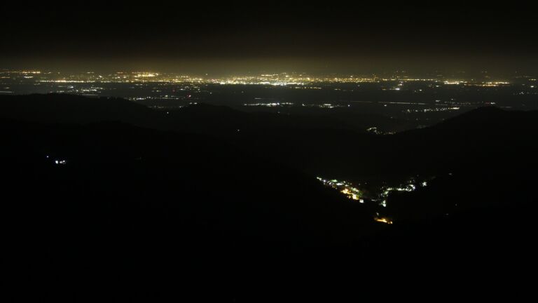 Dieses Bild zeigt eine Webcam-Aufnahme vom Achertal, aufgenommen am Montag, den 13.10.2025 um 23:30 Uhr. Die Temperatur betrug 6.5°C.