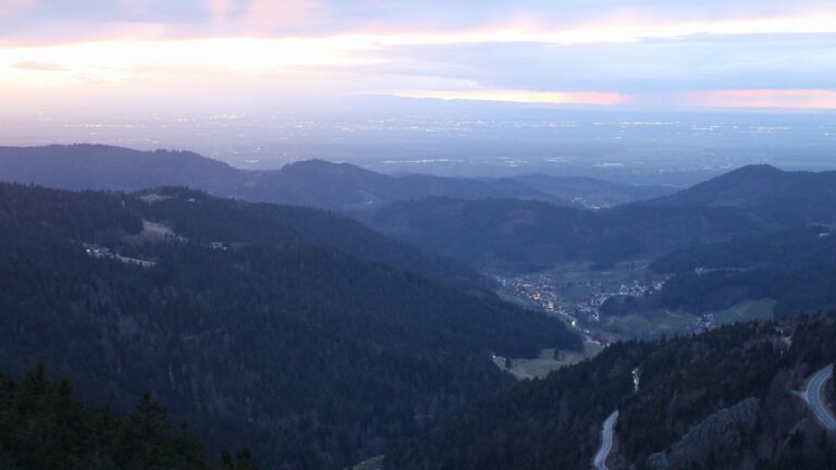 Dieses Bild zeigt eine Webcam-Aufnahme vom Achertal, aufgenommen am Samstag, den 28.02.2026 um 18:30 Uhr. Die Temperatur betrug 3.7°C.