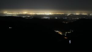 Dieses Bild zeigt eine Webcam-Aufnahme vom Achertal, aufgenommen am Dienstag, den 18.11.2025 um 04:30 Uhr. Die Temperatur betrug -3.4°C.