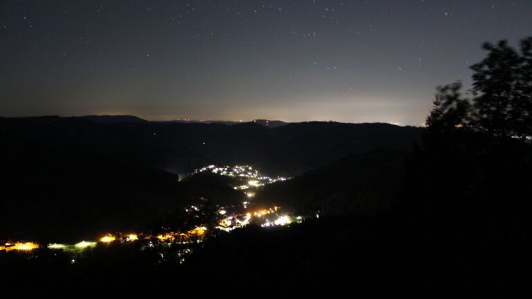 Dieses Bild zeigt eine Webcam-Aufnahme vom Achertal, aufgenommen am Dienstag, den 06.10.2026 um 03:30 Uhr. Die Temperatur betrug 15.8°C.
