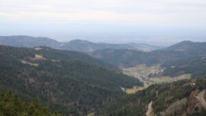 Dieses Bild zeigt eine Webcam-Aufnahme vom Achertal, aufgenommen am Freitag, den 19.12.2025 um 11:20 Uhr. Die Temperatur betrug 7.4°C.