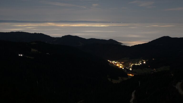 Dieses Bild zeigt eine Webcam-Aufnahme vom Achertal, aufgenommen am Mittwoch, den 25.02.2026 um 23:00 Uhr. Die Temperatur betrug 10.9°C.