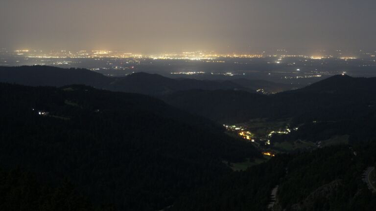 Dieses Bild zeigt eine Webcam-Aufnahme vom Achertal, aufgenommen am Mittwoch, den 13.08.2025 um 04:10 Uhr. Die Temperatur betrug 21.6°C.