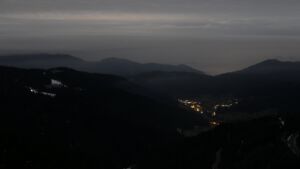 Dieses Bild zeigt eine Webcam-Aufnahme vom Achertal, aufgenommen am Sonntag, den 01.02.2026 um 03:00 Uhr. Die Temperatur betrug 3.4°C.