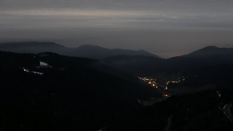 Dieses Bild zeigt eine Webcam-Aufnahme vom Achertal, aufgenommen am Sonntag, den 01.02.2026 um 03:00 Uhr. Die Temperatur betrug 3.4°C.