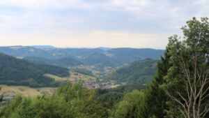 Dieses Bild zeigt eine Webcam-Aufnahme vom Achertal, aufgenommen am Samstag, den 15.08.2026 um 13:00 Uhr. Die Temperatur betrug 28.1°C.