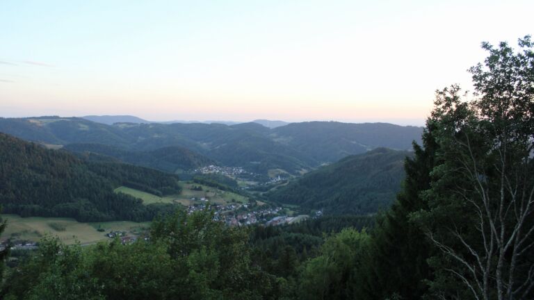 Dieses Bild zeigt eine Webcam-Aufnahme vom Achertal, aufgenommen am Donnerstag, den 06.08.2026 um 20:50 Uhr. Die Temperatur betrug 20.6°C.