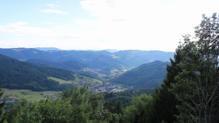 Dieses Bild zeigt eine Webcam-Aufnahme vom Achertal, aufgenommen am Freitag, den 17.07.2026 um 17:50 Uhr. Die Temperatur betrug 23.6°C.
