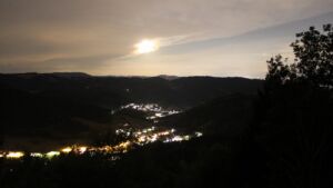Dieses Bild zeigt eine Webcam-Aufnahme vom Achertal, aufgenommen am Donnerstag, den 20.08.2026 um 22:30 Uhr. Die Temperatur betrug 17.2°C.