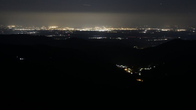 Dieses Bild zeigt eine Webcam-Aufnahme vom Achertal, aufgenommen am Donnerstag, den 02.10.2025 um 01:00 Uhr. Die Temperatur betrug 3.2°C.