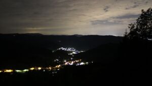 Dieses Bild zeigt eine Webcam-Aufnahme vom Achertal, aufgenommen am Sonntag, den 17.05.2026 um 02:00 Uhr. Die Temperatur betrug 5.6°C.