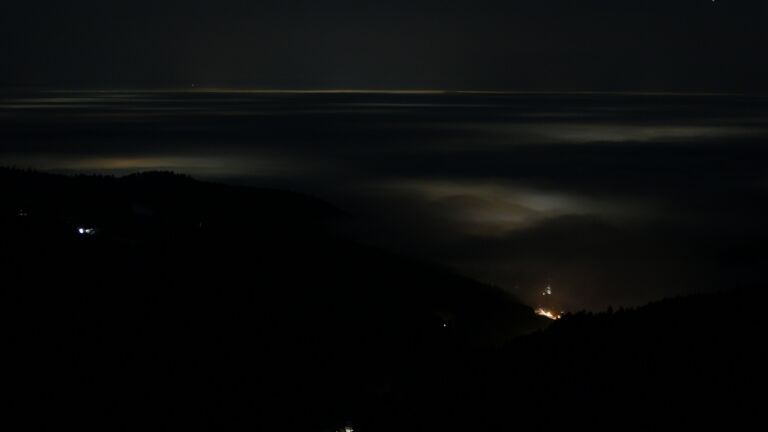 Dieses Bild zeigt eine Webcam-Aufnahme vom Achertal, aufgenommen am Sonntag, den 18.01.2026 um 22:30 Uhr. Die Temperatur betrug 4.8°C.