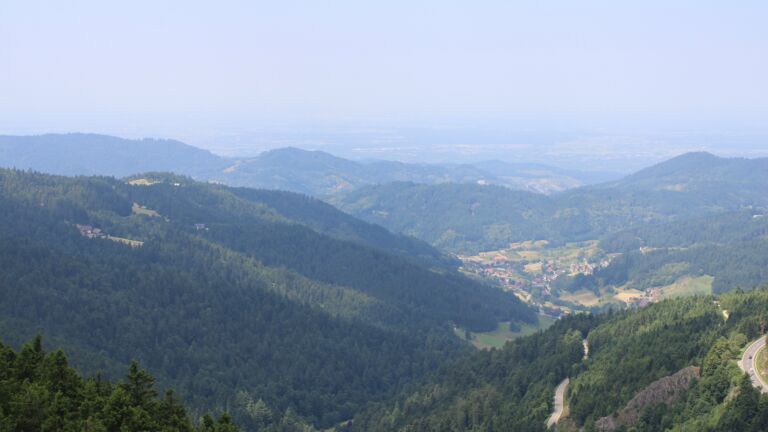 Dieses Bild zeigt eine Webcam-Aufnahme vom Achertal, aufgenommen am Donnerstag, den 19.06.2025 um 12:30 Uhr. Die Temperatur betrug 21°C.