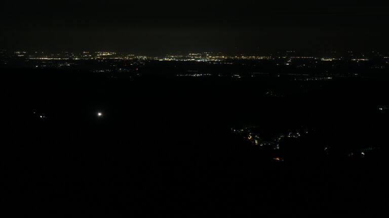 Dieses Bild zeigt eine Webcam-Aufnahme vom Achertal, aufgenommen am Montag, den 04.08.2025 um 03:40 Uhr. Die Temperatur betrug 10.7°C.