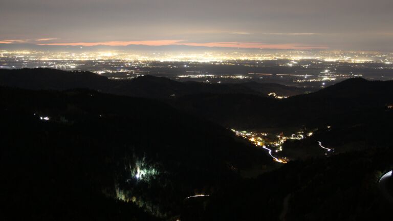 Dieses Bild zeigt eine Webcam-Aufnahme vom Achertal, aufgenommen am Freitag, den 31.10.2025 um 18:30 Uhr. Die Temperatur betrug 10.6°C.